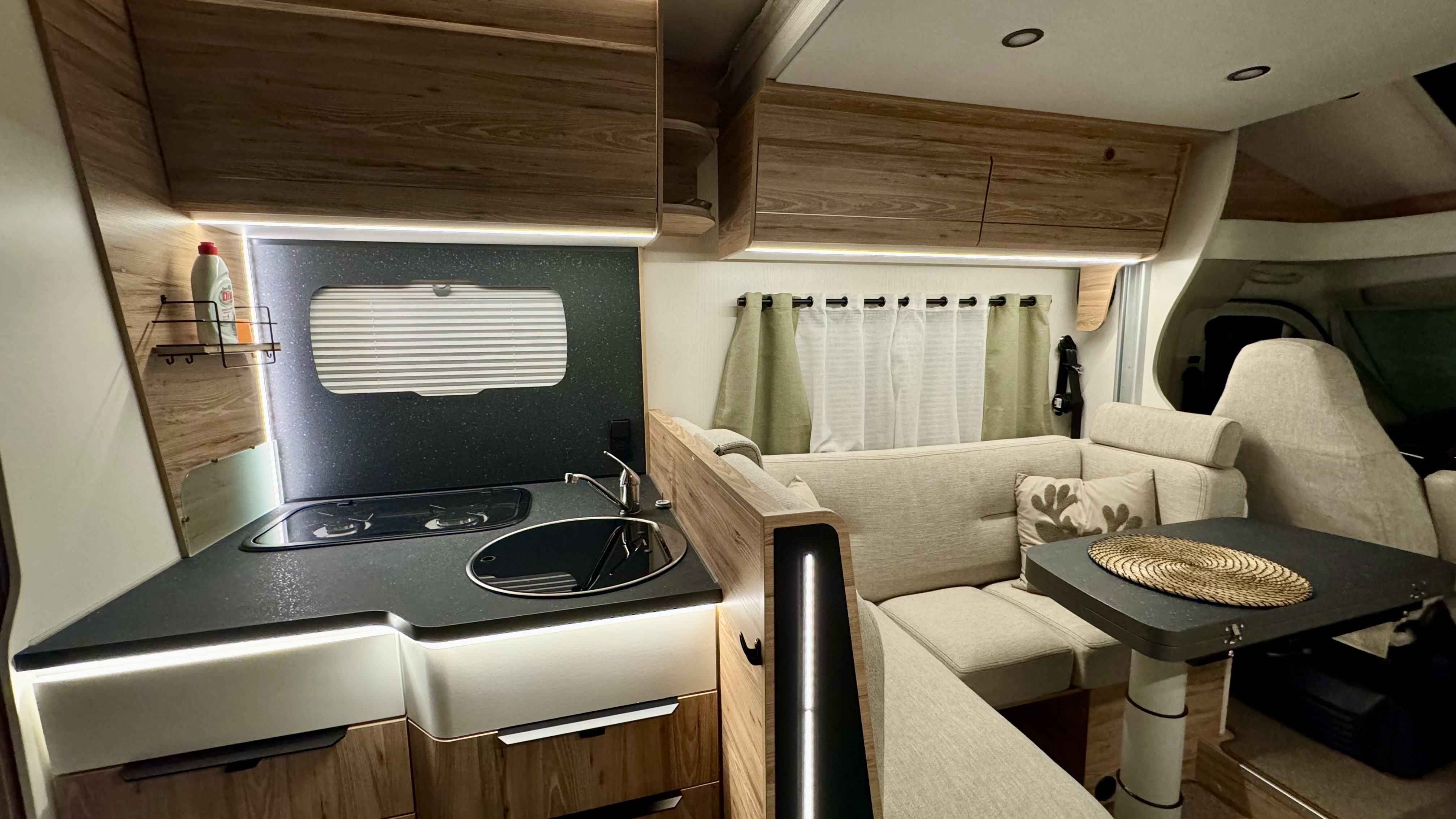 Kamper - szerokie okna